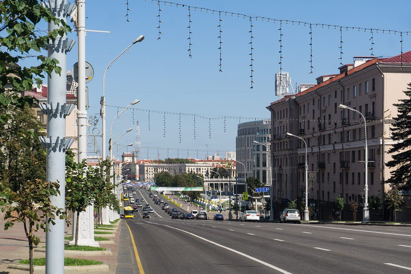 L'avenue de l'Indépendance à Minsk, bordée d'immeubles staliniens