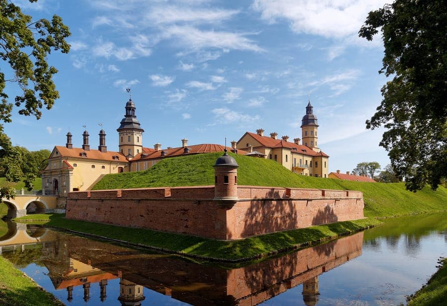 Le château de Niasvij et ses remparts de brique, ancienne résidence des Radziwill